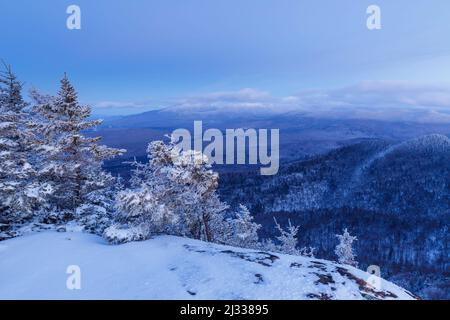 Vista del Presidential Range da Owl's Head (Cherry Mountain) a Carroll, New Hampshire dopo il tramonto durante i mesi invernali. Il passo Cohos Trail Foto Stock