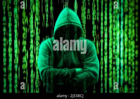 Silhouette hacker su sfondo binario verde scuro. Hacker su sfondo digitale a matrice. Concetto di hacking e malware. Prestare attenzione agli attacchi hacker. Facele Foto Stock