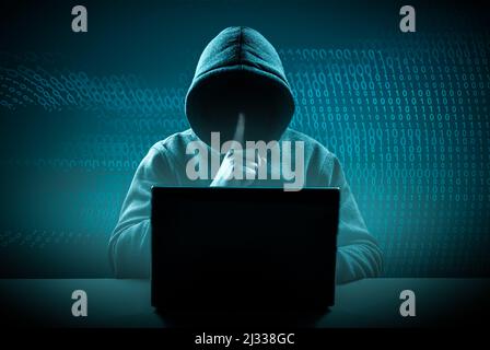 hacker senza volto con cappuccio che mostra il gesto del silenzio. Attacco hacker. Hacker con cappuccio pericoloso si rompe in server di dati governativi. Cybersicurezza, computer ha Foto Stock