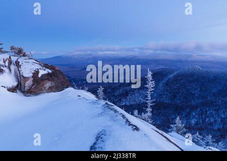 Vista del Presidential Range da Owl's Head (Cherry Mountain) a Carroll, New Hampshire dopo il tramonto durante i mesi invernali. Il passo Cohos Trail Foto Stock