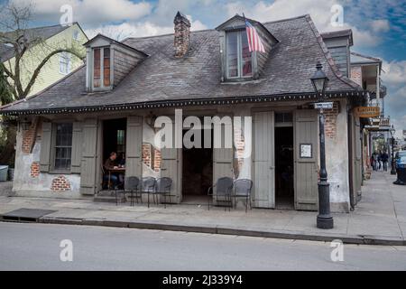 Quartiere Francese, New Orleans, in Louisiana. Jean Lafitte's negozio di fabbro ferraio Bar, Bourbon Street. Costruito tra il 1722-32. Foto Stock