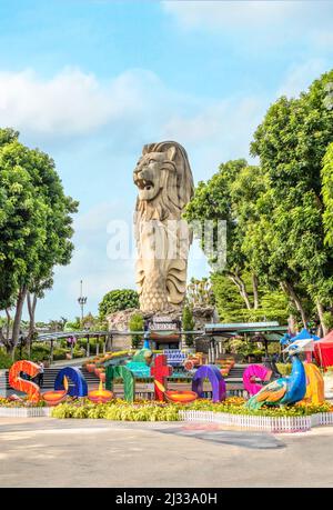 Statua del Merlion di Sentosa con decorazione colorata di Deepavali, Isola di Sentosa, Singapore Foto Stock