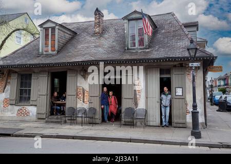 Quartiere Francese, New Orleans, in Louisiana. Jean Lafitte's negozio di fabbro ferraio Bar, Bourbon Street. Costruito tra il 1722-32. Foto Stock