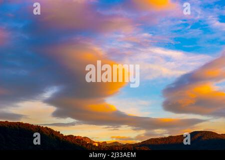 Resort 5 Stelle collina D'Oro sul Monte al Tramonto con Cloudscape a Lugano, Ticino, Svizzera. Foto Stock