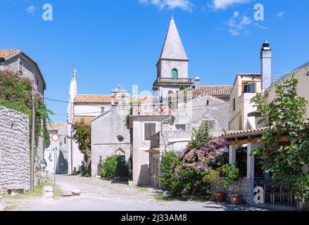 Osor; isola di Cres; vicolo; Chiesa dell'Assunzione Foto Stock