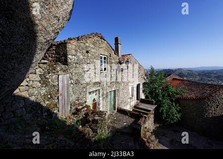 Il villaggio di Monasanto è situato in posizione superbamente situata in rocce di granito su una cresta, Beira, Portogallo. Foto Stock