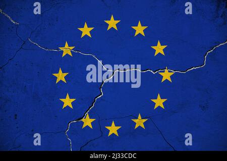 Un'immagine della bandiera dell'Unione europea su un muro con una spaccatura. Sfondo. Foto Stock