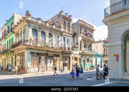 La gente cubana nella loro vita quotidiana da tempo e scappate edifici nella capitale. La scena è comune nell'isola caraibica a conduzione comunista. Foto Stock