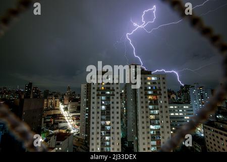 San Paolo, Brasile. 05th Apr 2022. SP - Sao Paulo - 04/05/2022 - SAO PAULO, CLIMA METEO (FILE) 04/04/2022 - file - 04/04/2022 - alta incidenza di fulmini nella regione centrale della città di Sao Paulo lunedì sera lunedì 04 aprile 2022. Foto: Suamy Beydoun/AGIF/Sipa USA Credit: Sipa USA/Alamy Live News Foto Stock