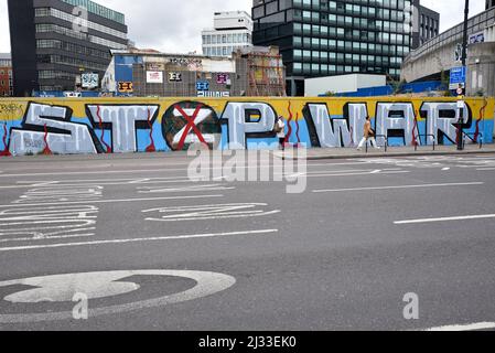 Shoreditch, Londra, Regno Unito. 5th aprile 2022. 'Stop the War' e la 'Z' pro russa con una croce attraverso di essa, solidarietà con i graffiti ucraini a Shoreditch, Londra. Credit: Matthew Chattle/Alamy Live News Foto Stock