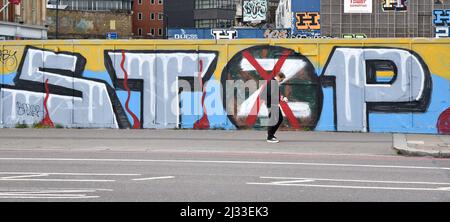 Shoreditch, Londra, Regno Unito. 5th aprile 2022. 'Stop the War' e la 'Z' pro russa con una croce attraverso di essa, solidarietà con i graffiti ucraini a Shoreditch, Londra. Credit: Matthew Chattle/Alamy Live News Foto Stock