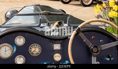 Vista del conducente del cockpit e del volante in un'auto classica Foto Stock