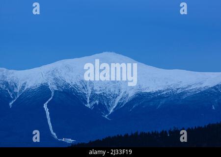 Il monte Washington è coperto di neve dal Middle Sugarloaf Mountain a Betlemme, New Hampshire, in una serata invernale al crepuscolo. Foto Stock