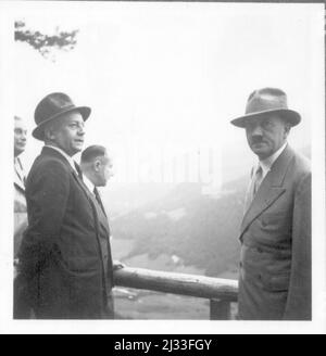 Besuch Gaoleiter Wagner 1936. Album fotografici di EVA Braun, ca. 1913 - ca. 1944. Questi album sono attribuiti a Eva Braun (quattro sono rivendicati dalla sua amica Herta Schneider, nee Ostermeyer) e documentano la sua vita da ca. da 1913 a 1944. Ci sono molte fotografie di Eva, delle sue sorelle e dei loro figli, di Herta Schneider e dei suoi figli, così come fotografie delle vacanze di Eva, dei suoi familiari e degli amici. Sono incluse anche le fotografie scattate da e di Eva Braun allo chalet di Hitler Berghof (o Kehlstein), le fotografie di Hitler e del suo entourage, i visitatori di Berghof e il paesaggio intorno a Berchtesgaden, An Foto Stock