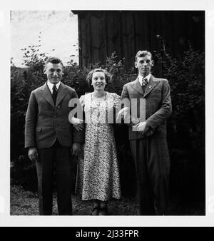 Pfinsgten Beilngries, 1936 - Pentacost Domenica a Beilgries, 1936, Beilingries, Germania. Album fotografici di EVA Braun, ca. 1913 - ca. 1944. Questi album sono attribuiti a Eva Braun (quattro sono rivendicati dalla sua amica Herta Schneider, nee Ostermeyer) e documentano la sua vita da ca. da 1913 a 1944. Ci sono molte fotografie di Eva, delle sue sorelle e dei loro figli, di Herta Schneider e dei suoi figli, così come fotografie delle vacanze di Eva, dei suoi familiari e degli amici. Sono incluse anche fotografie scattate da e di Eva Braun allo chalet di Hitler Berghof (o Kehlstein), fotografie di Hitler e del suo entourage, v Foto Stock