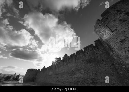 Carcassonne Cittadella medievale lato est torri e pareti vista Foto Stock