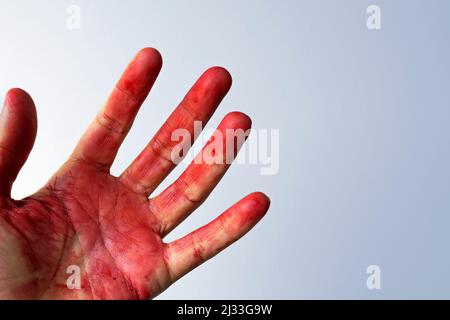 Mano maschile coperta di sangue Foto Stock
