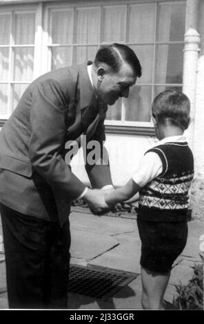 Album fotografici di EVA Braun, ca. 1913 - ca. 1944. Questi album sono attribuiti a Eva Braun (quattro sono rivendicati dalla sua amica Herta Schneider, nee Ostermeyer) e documentano la sua vita da ca. da 1913 a 1944. Ci sono molte fotografie di Eva, delle sue sorelle e dei loro figli, di Herta Schneider e dei suoi figli, così come fotografie delle vacanze di Eva, dei suoi familiari e degli amici. Sono incluse anche le fotografie scattate da e di Eva Braun allo chalet di Hitler Berghof (o Kehlstein), le fotografie di Hitler e del suo entourage, i visitatori di Berghof e il paesaggio intorno a Berchtesgaden, e alcuni ritratti di studio di Eva Foto Stock