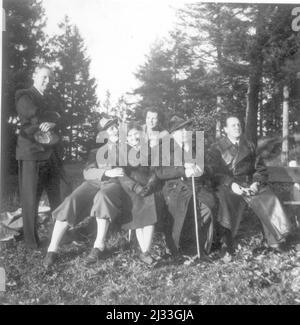 Spasiergang An Teehans. Album fotografici di EVA Braun, ca. 1913 - ca. 1944. Questi album sono attribuiti a Eva Braun (quattro sono rivendicati dalla sua amica Herta Schneider, nee Ostermeyer) e documentano la sua vita da ca. da 1913 a 1944. Ci sono molte fotografie di Eva, delle sue sorelle e dei loro figli, di Herta Schneider e dei suoi figli, così come fotografie delle vacanze di Eva, dei suoi familiari e degli amici. Sono incluse anche le fotografie scattate da e di Eva Braun allo chalet di Hitler Berghof (o Kehlstein), le fotografie di Hitler e del suo entourage, i visitatori di Berghof e il paesaggio intorno a Berchtesgaden, e alcuni Foto Stock