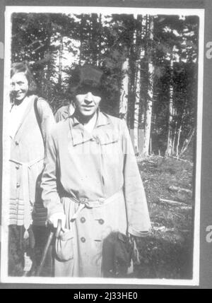 Lommin. Album fotografici di EVA Braun, ca. 1913 - ca. 1944. Questi album sono attribuiti a Eva Braun (quattro sono rivendicati dalla sua amica Herta Schneider, nee Ostermeyer) e documentano la sua vita da ca. da 1913 a 1944. Ci sono molte fotografie di Eva, delle sue sorelle e dei loro figli, di Herta Schneider e dei suoi figli, così come fotografie delle vacanze di Eva, dei suoi familiari e degli amici. Sono incluse anche le fotografie scattate da e di Eva Braun allo chalet di Hitler Berghof (o Kehlstein), le fotografie di Hitler e del suo entourage, i visitatori di Berghof e il paesaggio intorno a Berchtesgaden, e alcuni ritratti in studio Foto Stock