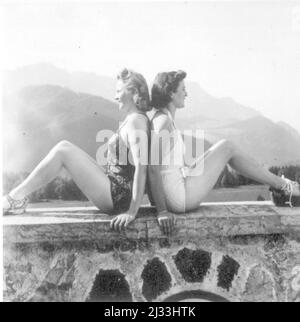 Album fotografici di EVA Braun, ca. 1913 - ca. 1944. Questi album sono attribuiti a Eva Braun (quattro sono rivendicati dalla sua amica Herta Schneider, nee Ostermeyer) e documentano la sua vita da ca. da 1913 a 1944. Ci sono molte fotografie di Eva, delle sue sorelle e dei loro figli, di Herta Schneider e dei suoi figli, così come fotografie delle vacanze di Eva, dei suoi familiari e degli amici. Sono incluse anche le fotografie scattate da e di Eva Braun allo chalet di Hitler Berghof (o Kehlstein), le fotografie di Hitler e del suo entourage, i visitatori di Berghof e il paesaggio intorno a Berchtesgaden, e alcuni ritratti di studio di Eva Foto Stock