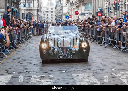 MILANO, ITALIA - 19 MAGGIO 2018: Questa è la Healey 2400 Westland sulla sfilata retrò delle auto Mille miglia. Foto Stock
