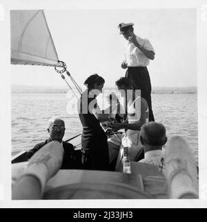 Segeln - Ammersee Oktober 1937. - Vela - Lago Ammer Ottobre 1937., Lago Ammer, Germania. Album fotografici di EVA Braun, ca. 1913 - ca. 1944. Questi album sono attribuiti a Eva Braun (quattro sono rivendicati dalla sua amica Herta Schneider, nee Ostermeyer) e documentano la sua vita da ca. da 1913 a 1944. Ci sono molte fotografie di Eva, delle sue sorelle e dei loro figli, di Herta Schneider e dei suoi figli, così come fotografie delle vacanze di Eva, dei suoi familiari e degli amici. Sono incluse anche fotografie scattate da e di Eva Braun allo chalet di Hitler Berghof (o Kehlstein), fotografie di Hitler e del suo entourage Foto Stock