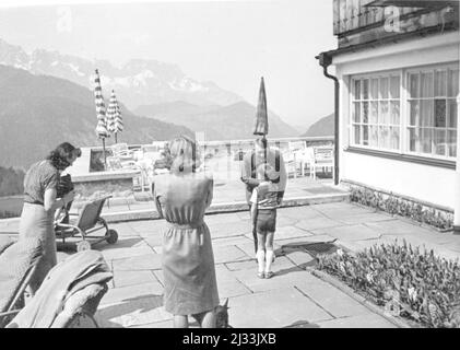 Album fotografici di EVA Braun, ca. 1913 - ca. 1944. Questi album sono attribuiti a Eva Braun (quattro sono rivendicati dalla sua amica Herta Schneider, nee Ostermeyer) e documentano la sua vita da ca. da 1913 a 1944. Ci sono molte fotografie di Eva, delle sue sorelle e dei loro figli, di Herta Schneider e dei suoi figli, così come fotografie delle vacanze di Eva, dei suoi familiari e degli amici. Sono incluse anche le fotografie scattate da e di Eva Braun allo chalet di Hitler Berghof (o Kehlstein), le fotografie di Hitler e del suo entourage, i visitatori di Berghof e il paesaggio intorno a Berchtesgaden, e alcuni ritratti di studio di Eva Foto Stock