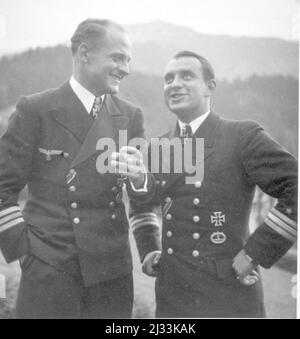 Album fotografici di EVA Braun, ca. 1913 - ca. 1944. Questi album sono attribuiti a Eva Braun (quattro sono rivendicati dalla sua amica Herta Schneider, nee Ostermeyer) e documentano la sua vita da ca. da 1913 a 1944. Ci sono molte fotografie di Eva, delle sue sorelle e dei loro figli, di Herta Schneider e dei suoi figli, così come fotografie delle vacanze di Eva, dei suoi familiari e degli amici. Sono incluse anche le fotografie scattate da e di Eva Braun allo chalet di Hitler Berghof (o Kehlstein), le fotografie di Hitler e del suo entourage, i visitatori di Berghof e il paesaggio intorno a Berchtesgaden, e alcuni ritratti di studio di Eva Foto Stock