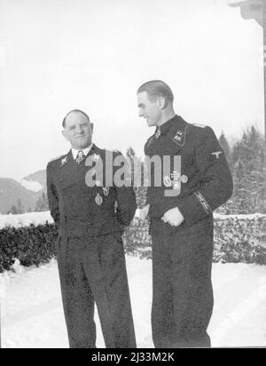Sepp Dietrich e Max Wünsche. Album fotografici di EVA Braun, ca. 1913 - ca. 1944. Questi album sono attribuiti a Eva Braun (quattro sono rivendicati dalla sua amica Herta Schneider, nee Ostermeyer) e documentano la sua vita da ca. da 1913 a 1944. Ci sono molte fotografie di Eva, delle sue sorelle e dei loro figli, di Herta Schneider e dei suoi figli, così come fotografie delle vacanze di Eva, dei suoi familiari e degli amici. Sono incluse anche le fotografie scattate da e di Eva Braun allo chalet di Hitler Berghof (o Kehlstein), le fotografie di Hitler e del suo entourage, i visitatori di Berghof e il paesaggio intorno a Berchtesgaden, A. Foto Stock