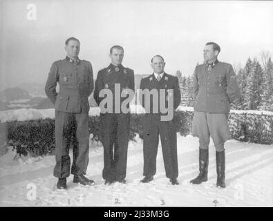 Die hohen Vertreter der SS: Witt, Wisch, Sepp Dietrich und Max Wünsche. Album fotografici di EVA Braun, ca. 1913 - ca. 1944. Questi album sono attribuiti a Eva Braun (quattro sono rivendicati dalla sua amica Herta Schneider, nee Ostermeyer) e documentano la sua vita da ca. da 1913 a 1944. Ci sono molte fotografie di Eva, delle sue sorelle e dei loro figli, di Herta Schneider e dei suoi figli, così come fotografie delle vacanze di Eva, dei suoi familiari e degli amici. Sono incluse anche fotografie scattate da e di Eva Braun allo chalet di Hitler Berghof (o Kehlstein), fotografie di Hitler e del suo entourage, visitatori di Bergho Foto Stock