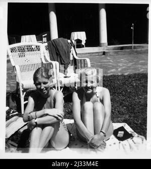Album fotografici di EVA Braun, ca. 1913 - ca. 1944. Questi album sono attribuiti a Eva Braun (quattro sono rivendicati dalla sua amica Herta Schneider, nee Ostermeyer) e documentano la sua vita da ca. da 1913 a 1944. Ci sono molte fotografie di Eva, delle sue sorelle e dei loro figli, di Herta Schneider e dei suoi figli, così come fotografie delle vacanze di Eva, dei suoi familiari e degli amici. Sono incluse anche le fotografie scattate da e di Eva Braun allo chalet di Hitler Berghof (o Kehlstein), le fotografie di Hitler e del suo entourage, i visitatori di Berghof e il paesaggio intorno a Berchtesgaden, e alcuni ritratti di studio di Eva Foto Stock