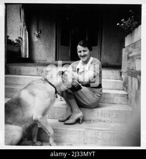 Basko mit jeweiligem Frauchen - Basko con un'amante rispettiva/attuale. Album fotografici di EVA Braun, ca. 1913 - ca. 1944. Questi album sono attribuiti a Eva Braun (quattro sono rivendicati dalla sua amica Herta Schneider, nee Ostermeyer) e documentano la sua vita da ca. da 1913 a 1944. Ci sono molte fotografie di Eva, delle sue sorelle e dei loro figli, di Herta Schneider e dei suoi figli, così come fotografie delle vacanze di Eva, dei suoi familiari e degli amici. Sono incluse anche le fotografie scattate da e di Eva Braun allo chalet di Hitler Berghof (o Kehlstein), fotografie di Hitler e del suo entourage, visitatori di Ber Foto Stock