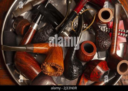 molti tubi di legno per fumare tabacco sul mucchio, primo piano Foto Stock