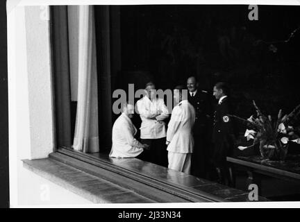 Album fotografici di EVA Braun, ca. 1913 - ca. 1944. Questi album sono attribuiti a Eva Braun (quattro sono rivendicati dalla sua amica Herta Schneider, nee Ostermeyer) e documentano la sua vita da ca. da 1913 a 1944. Ci sono molte fotografie di Eva, delle sue sorelle e dei loro figli, di Herta Schneider e dei suoi figli, così come fotografie delle vacanze di Eva, dei suoi familiari e degli amici. Sono incluse anche le fotografie scattate da e di Eva Braun allo chalet di Hitler Berghof (o Kehlstein), le fotografie di Hitler e del suo entourage, i visitatori di Berghof e il paesaggio intorno a Berchtesgaden, e alcuni ritratti di studio di Eva Foto Stock