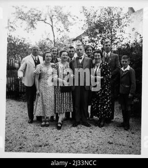 Pfinsgten Beilngries, 1936 - Pentacost Domenica a Beilgries, 1936, Beilingries, Germania. Album fotografici di EVA Braun, ca. 1913 - ca. 1944. Questi album sono attribuiti a Eva Braun (quattro sono rivendicati dalla sua amica Herta Schneider, nee Ostermeyer) e documentano la sua vita da ca. da 1913 a 1944. Ci sono molte fotografie di Eva, delle sue sorelle e dei loro figli, di Herta Schneider e dei suoi figli, così come fotografie delle vacanze di Eva, dei suoi familiari e degli amici. Sono incluse anche fotografie scattate da e di Eva Braun allo chalet di Hitler Berghof (o Kehlstein), fotografie di Hitler e del suo entourage, v Foto Stock