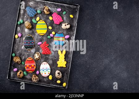 Biscotti di Pasqua in forma di uova e coniglietto Foto Stock