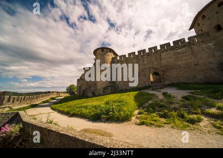 Vista panoramica della Cittadella medievale di Carcassonne (Cité Médiévale) lato nord e merlature Foto Stock