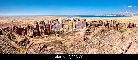 Formazioni rocciose rossastre ad Aramu Muru vicino a Puno in Perù Foto Stock