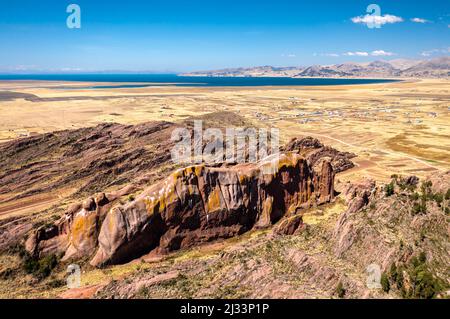 Formazioni rocciose rossastre ad Aramu Muru vicino a Puno in Perù Foto Stock