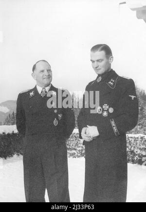 Sepp Dietrich e Max Wünsche. Album fotografici di EVA Braun, ca. 1913 - ca. 1944. Questi album sono attribuiti a Eva Braun (quattro sono rivendicati dalla sua amica Herta Schneider, nee Ostermeyer) e documentano la sua vita da ca. da 1913 a 1944. Ci sono molte fotografie di Eva, delle sue sorelle e dei loro figli, di Herta Schneider e dei suoi figli, così come fotografie delle vacanze di Eva, dei suoi familiari e degli amici. Sono incluse anche le fotografie scattate da e di Eva Braun allo chalet di Hitler Berghof (o Kehlstein), le fotografie di Hitler e del suo entourage, i visitatori di Berghof e il paesaggio intorno a Berchtesgaden, A. Foto Stock