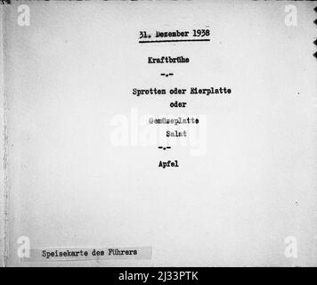 31. Dezember 1938KraftbrüheSprotten oder EierplatteroderGemuseplatterSalatApfelSpeisekarte des Führers - 31. Dicembre 1938ConsomméSprats or Egg PlatterorPlatterSaladAppleMenu del Führer. Album fotografici di EVA Braun, ca. 1913 - ca. 1944. Questi album sono attribuiti a Eva Braun (quattro sono rivendicati dalla sua amica Herta Schneider, nee Ostermeyer) e documentano la sua vita da ca. da 1913 a 1944. Ci sono molte fotografie di Eva, delle sue sorelle e dei loro figli, di Herta Schneider e dei suoi figli, così come fotografie delle vacanze di Eva, dei suoi familiari e degli amici. Sono incluse anche fotografie Foto Stock