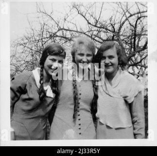 Album fotografici di EVA Braun, ca. 1913 - ca. 1944. Questi album sono attribuiti a Eva Braun (quattro sono rivendicati dalla sua amica Herta Schneider, nee Ostermeyer) e documentano la sua vita da ca. da 1913 a 1944. Ci sono molte fotografie di Eva, delle sue sorelle e dei loro figli, di Herta Schneider e dei suoi figli, così come fotografie delle vacanze di Eva, dei suoi familiari e degli amici. Sono incluse anche le fotografie scattate da e di Eva Braun allo chalet di Hitler Berghof (o Kehlstein), le fotografie di Hitler e del suo entourage, i visitatori di Berghof e il paesaggio intorno a Berchtesgaden, e alcuni ritratti di studio di Eva Foto Stock