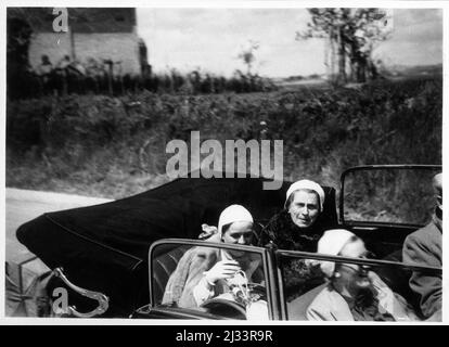 Unterwegs - in corso. Album fotografici di EVA Braun, ca. 1913 - ca. 1944. Questi album sono attribuiti a Eva Braun (quattro sono rivendicati dalla sua amica Herta Schneider, nee Ostermeyer) e documentano la sua vita da ca. da 1913 a 1944. Ci sono molte fotografie di Eva, delle sue sorelle e dei loro figli, di Herta Schneider e dei suoi figli, così come fotografie delle vacanze di Eva, dei suoi familiari e degli amici. Sono incluse anche le fotografie scattate da e di Eva Braun allo chalet di Hitler Berghof (o Kehlstein), le fotografie di Hitler e del suo entourage, i visitatori di Berghof e il paesaggio intorno a Berchtesgaden, e alcuni Foto Stock