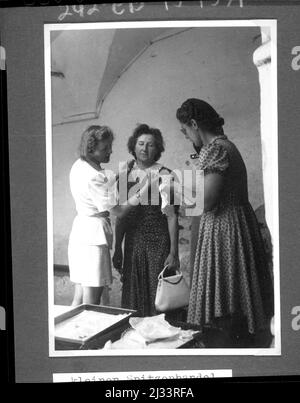 Kleiner Spitzenhandel. Album fotografici di EVA Braun, ca. 1913 - ca. 1944. Questi album sono attribuiti a Eva Braun (quattro sono rivendicati dalla sua amica Herta Schneider, nee Ostermeyer) e documentano la sua vita da ca. da 1913 a 1944. Ci sono molte fotografie di Eva, delle sue sorelle e dei loro figli, di Herta Schneider e dei suoi figli, così come fotografie delle vacanze di Eva, dei suoi familiari e degli amici. Sono incluse anche le fotografie scattate da e di Eva Braun allo chalet di Hitler Berghof (o Kehlstein), le fotografie di Hitler e del suo entourage, i visitatori di Berghof e il paesaggio intorno a Berchtesgaden, e alcuni Foto Stock