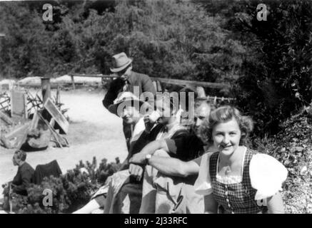 Album fotografici di EVA Braun, ca. 1913 - ca. 1944. Questi album sono attribuiti a Eva Braun (quattro sono rivendicati dalla sua amica Herta Schneider, nee Ostermeyer) e documentano la sua vita da ca. da 1913 a 1944. Ci sono molte fotografie di Eva, delle sue sorelle e dei loro figli, di Herta Schneider e dei suoi figli, così come fotografie delle vacanze di Eva, dei suoi familiari e degli amici. Sono incluse anche le fotografie scattate da e di Eva Braun allo chalet di Hitler Berghof (o Kehlstein), le fotografie di Hitler e del suo entourage, i visitatori di Berghof e il paesaggio intorno a Berchtesgaden, e alcuni ritratti di studio di Eva Foto Stock