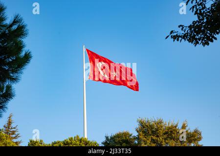 Bandiera turca o foto di sfondo Turk Bayragi. Concetto di nazione turca. Giorni nazionali o festivi della Turchia. Foto Stock