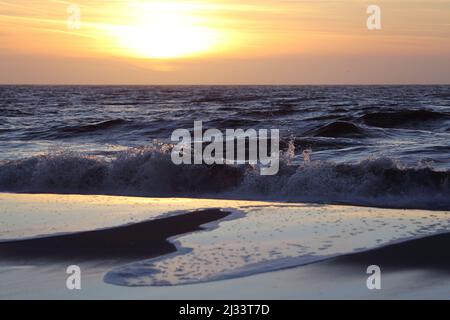 Tramonto alla spiaggia di Duinen nel Parco Nazionale di Texel, Olanda Foto Stock