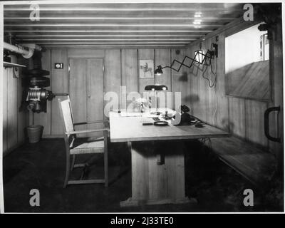 Album fotografici di EVA Braun, ca. 1913 - ca. 1944. Questi album sono attribuiti a Eva Braun (quattro sono rivendicati dalla sua amica Herta Schneider, nee Ostermeyer) e documentano la sua vita da ca. da 1913 a 1944. Ci sono molte fotografie di Eva, delle sue sorelle e dei loro figli, di Herta Schneider e dei suoi figli, così come fotografie delle vacanze di Eva, dei suoi familiari e degli amici. Sono incluse anche le fotografie scattate da e di Eva Braun allo chalet di Hitler Berghof (o Kehlstein), le fotografie di Hitler e del suo entourage, i visitatori di Berghof e il paesaggio intorno a Berchtesgaden, e alcuni ritratti di studio di Eva Foto Stock