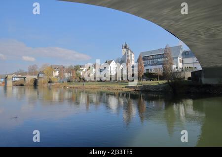 Vista di Diez con il Grafenschloss costruito nel 11th secolo e Lahn, Assia, Germania Foto Stock